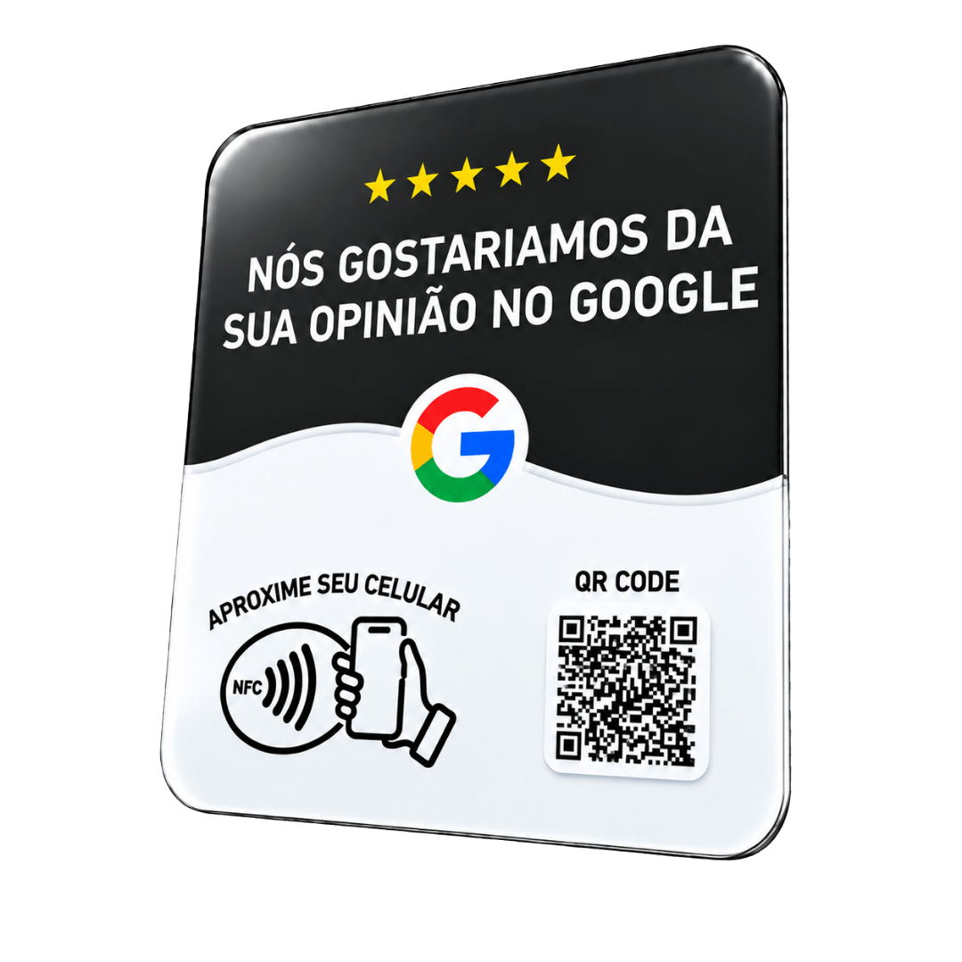 Plaquinha Aproxima Aí segurada na mão, mostrando o tamanho real